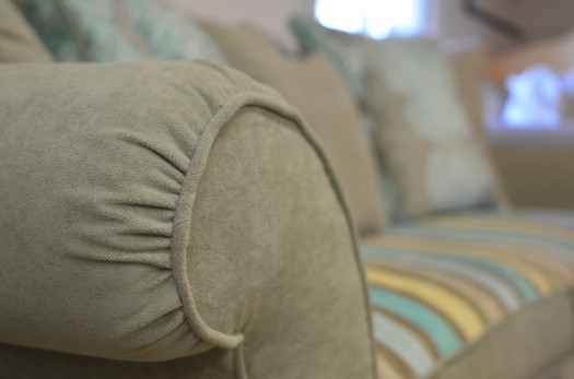 Sofaen omtrekt i 3 forskjellige farger og mønster