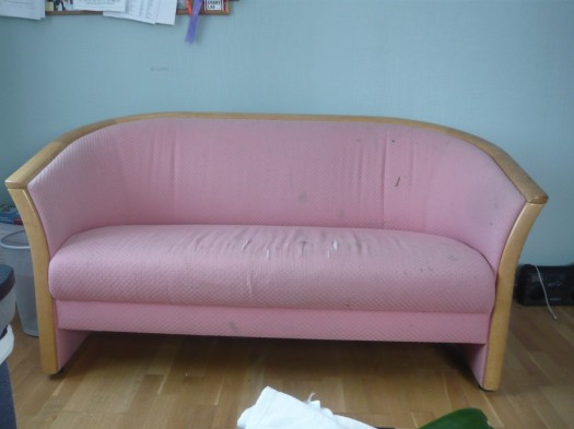 Slik så sofaen ut før jeg trakk den om!