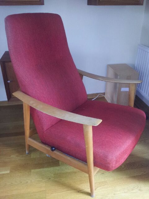 50-talls stol i rødt ullstoff
