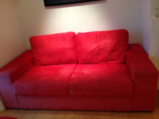 Knall rød sofa før omtrekk